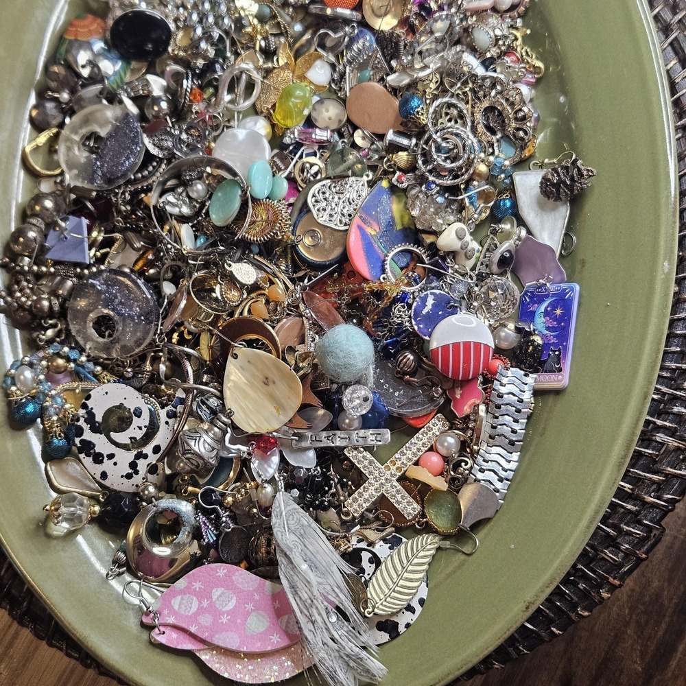 2 lbs Junk Jewelry Mystery Lot: Single Earrings Jewelry Pieces for Crafting/wear - Picture 6 of 15